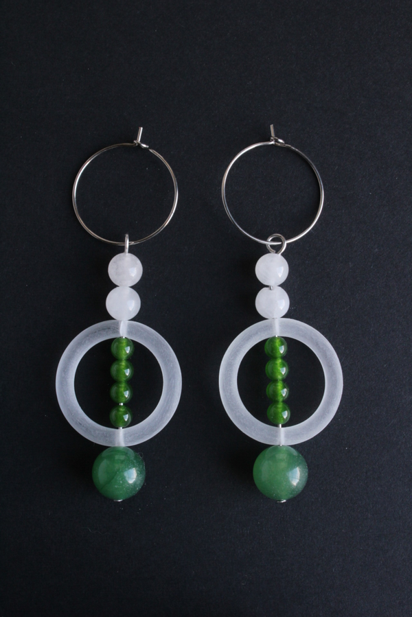 Oorbellen acrylaat, amethist, smaragd en jade O21-17