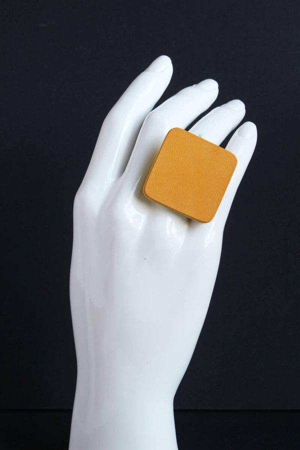 Ring leer en acrylaat geel R24-7