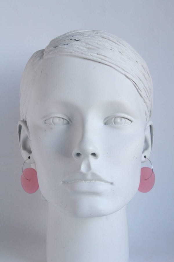 Oorbellen mat lichtroze acrylaat O24-6