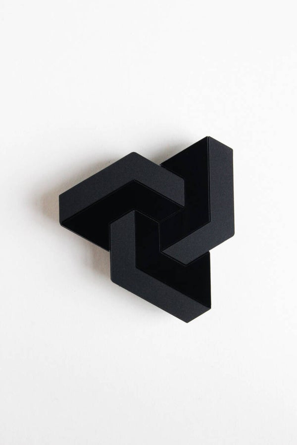 Broche Schuivende figuur mat-glans B24-8