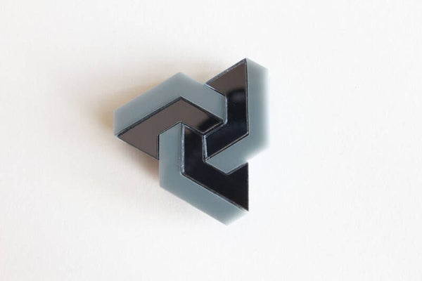 Broche Schuivende figuur B25-1