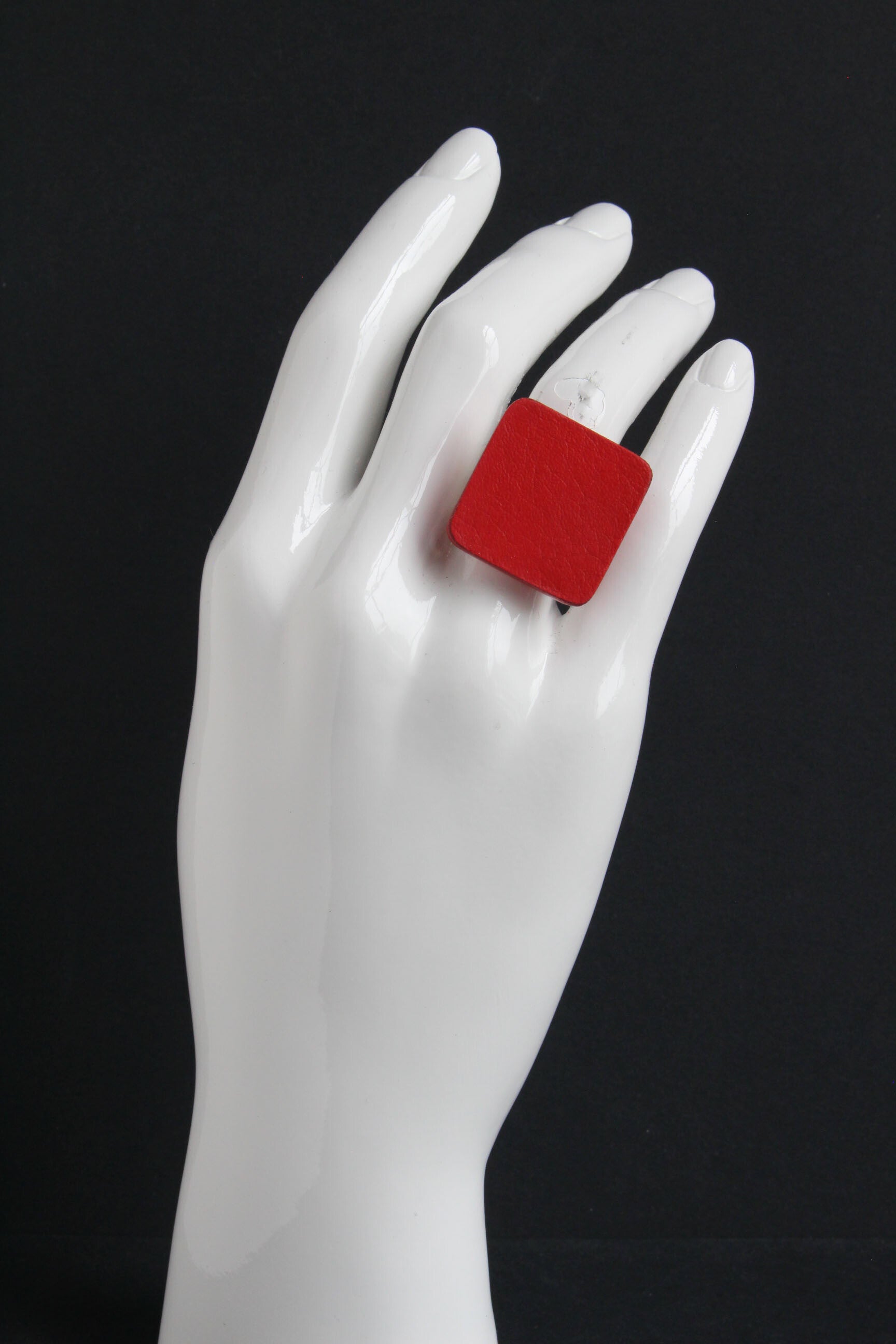 Ring leer en acrylaat rood R23-73