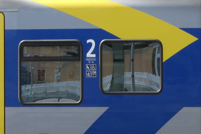 Gold: Zug in Blau und Gelb Anna Gotthardt, Würzburg