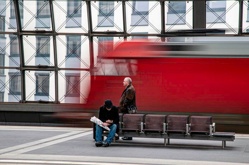 Urkunde:  Jes-Peder Lokke- Wating for train at Berlin Hb, Dänemark