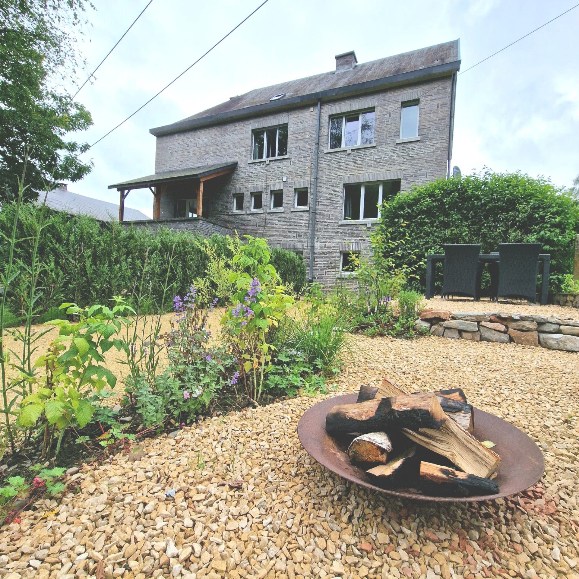 jardin clôturé gîte bohan avec terrasse couverte