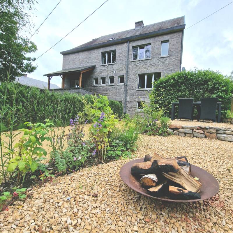 eingezäunter garten mit terrasse ferienhaus bohan