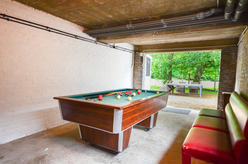 Ferienhaus mit Billardtisch, überdacht und mit Blick auf die Semois