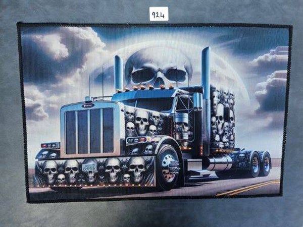 Mat 924 - Semi W/Skulls