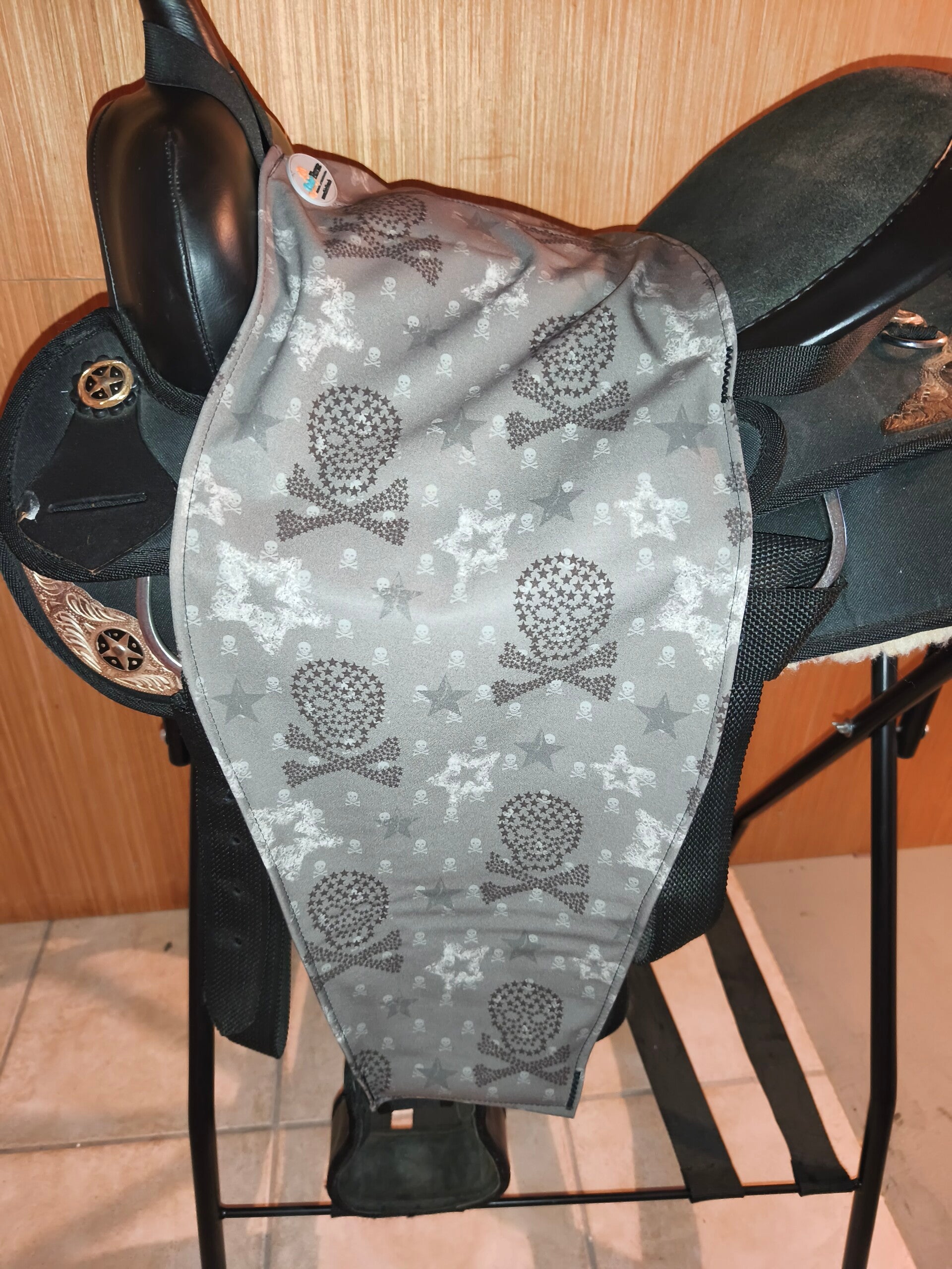 Saddle Slinky Totenköpfe