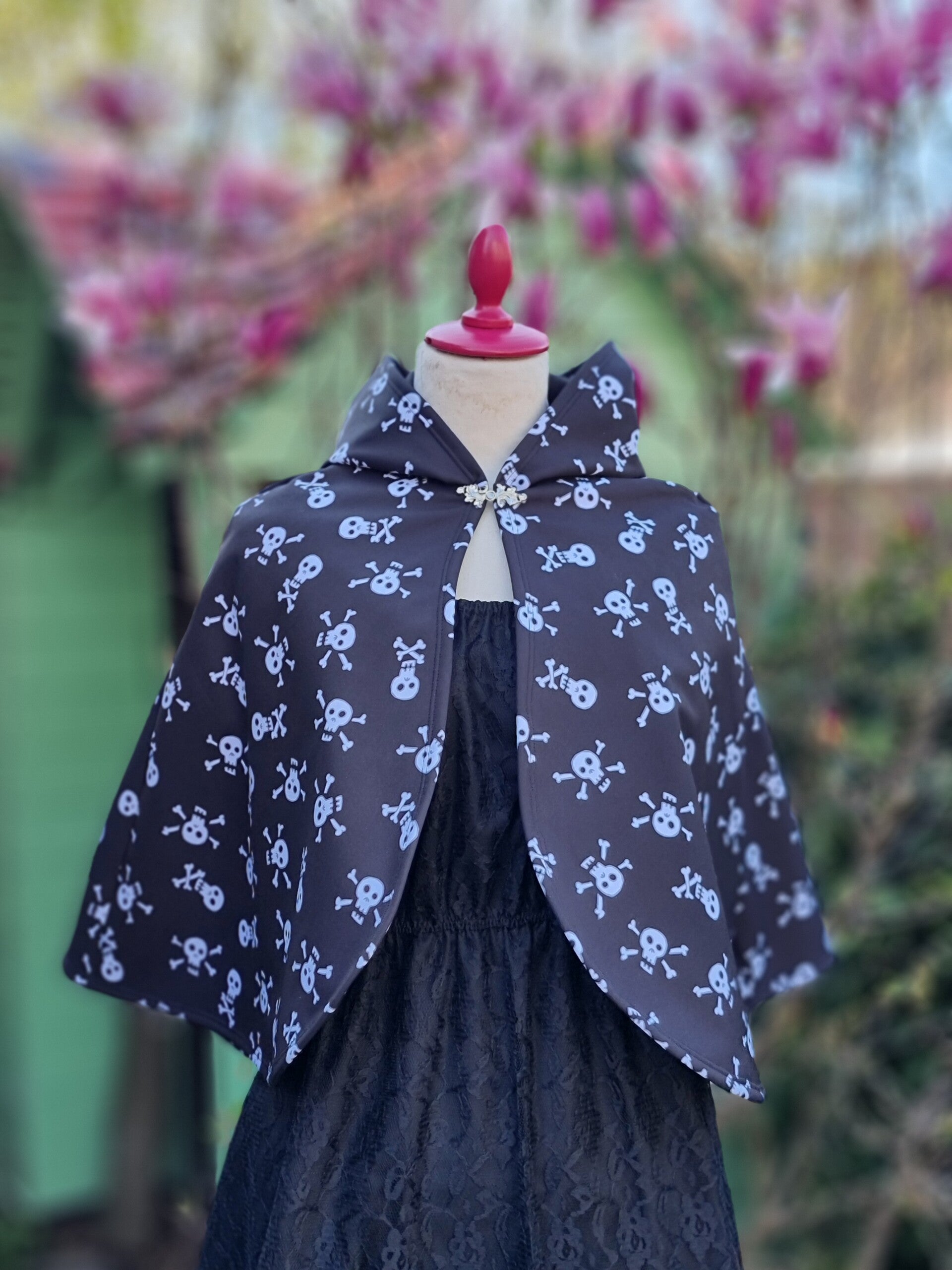 Softshell cape white skull 1 maat