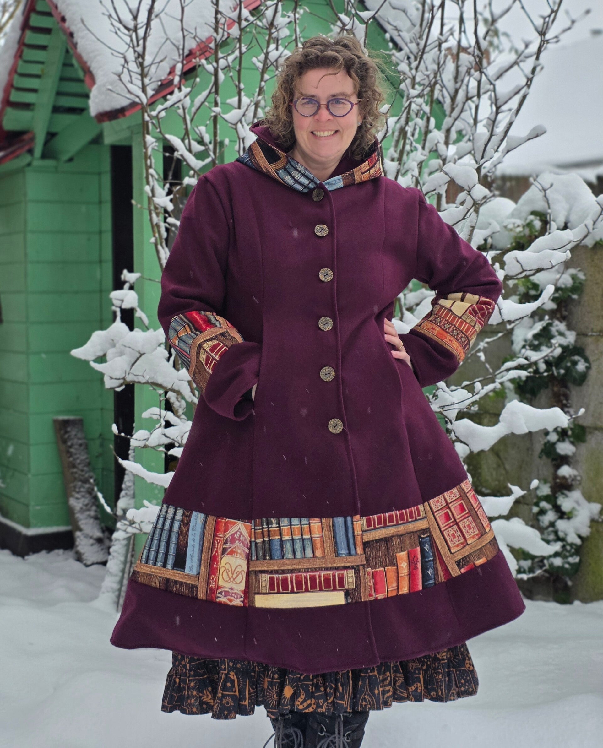 Jas Fairy Coat wijnrood met boeken maat L/XL/2XL