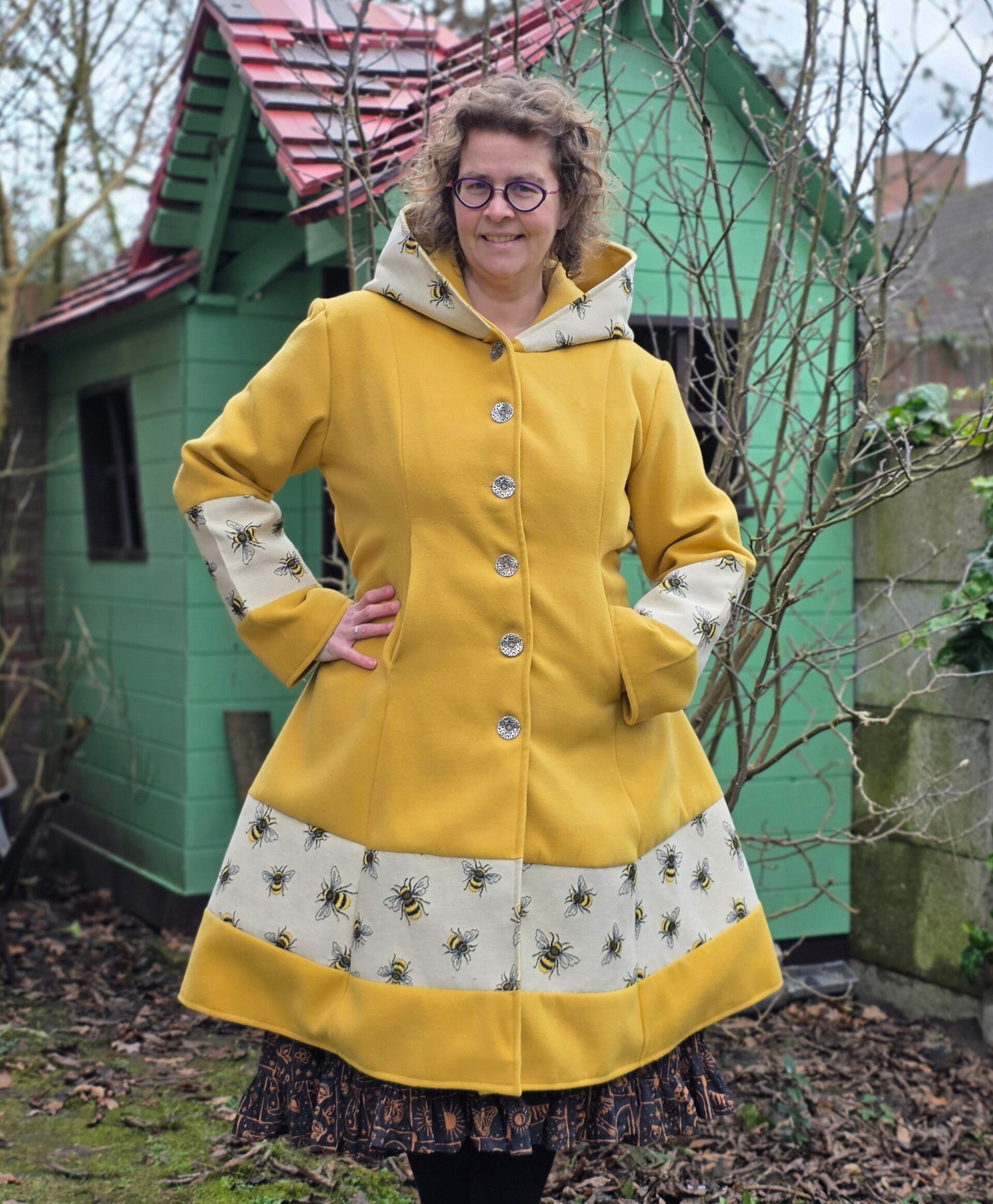 Jas Fairy Coat okergeel met bijen maat L/XL/2XL