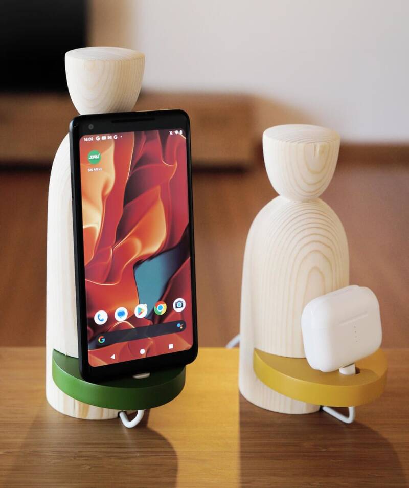 Dockingstation aus Holz zum Aufladen von Smartphones, In-Ears und Smartwatch