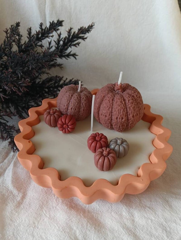 Oranje herfstschaal kaars met pompoenen
