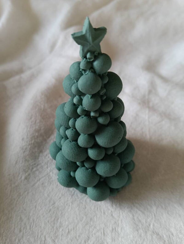 Beeldje kerstboom met bollen