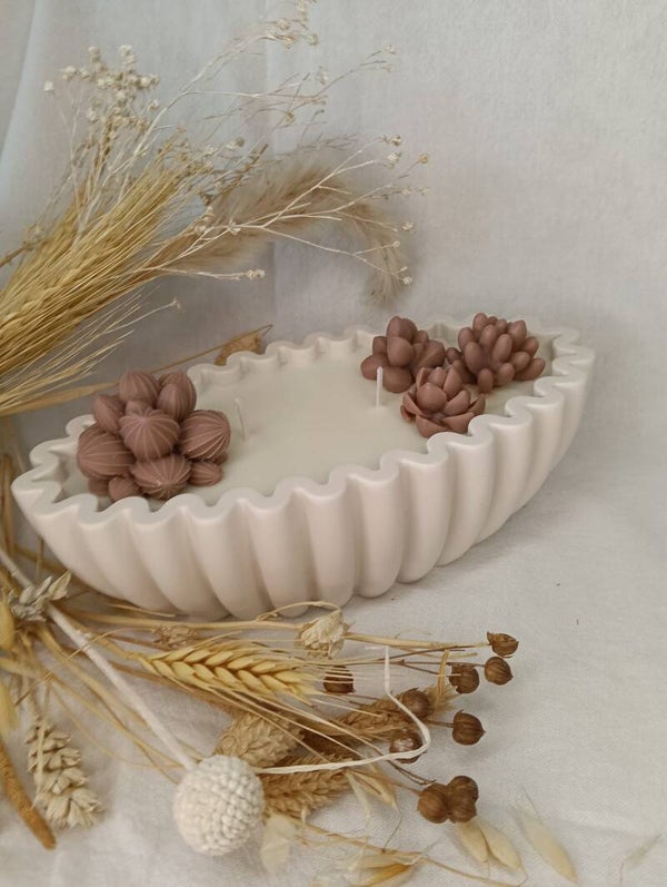 Creme golvende schaal met bruine bloemen