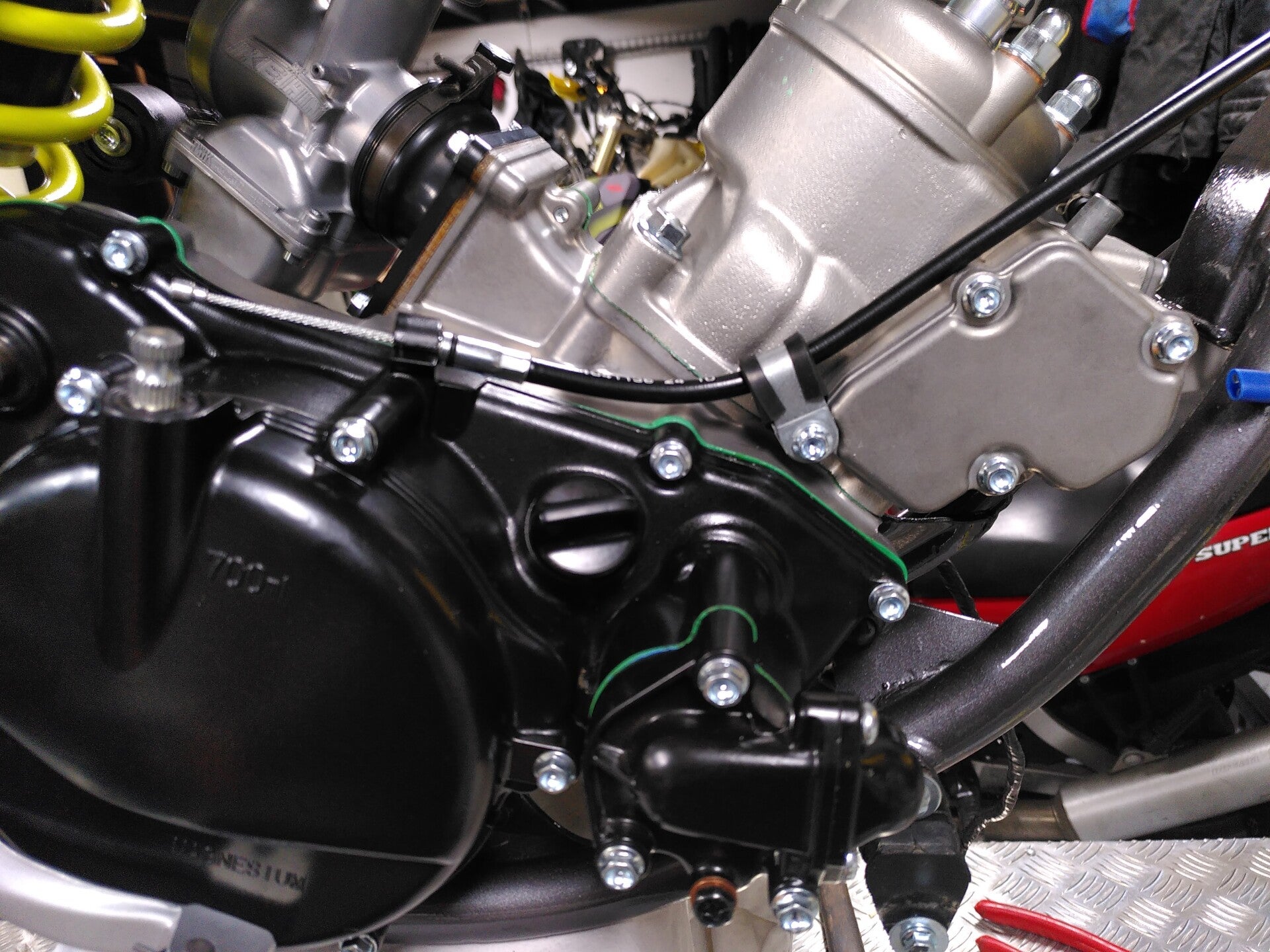 VaporBlasting et Thermolaquage d'un moteur 2T liquide complet