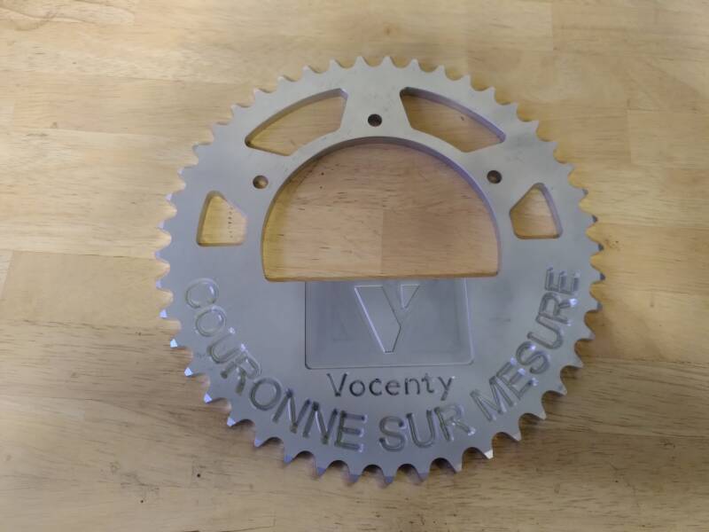 Couronne sur mesure 520 (7075-T6) (Avec gravure)