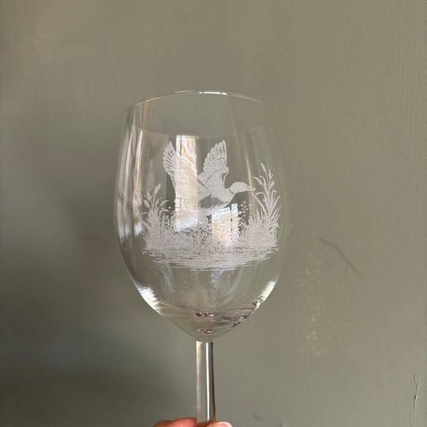 Wijnglas met gegraveerde afbeelding