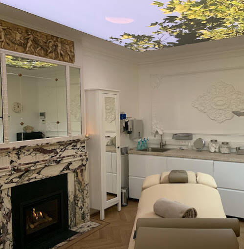 luxe behandelingsruimte met lichtplafond Antwerpen. Voor PMU, littekencorrecties en  huidverbetering. Ontspannende sfeer dankzij fotografisch lichtplafond.