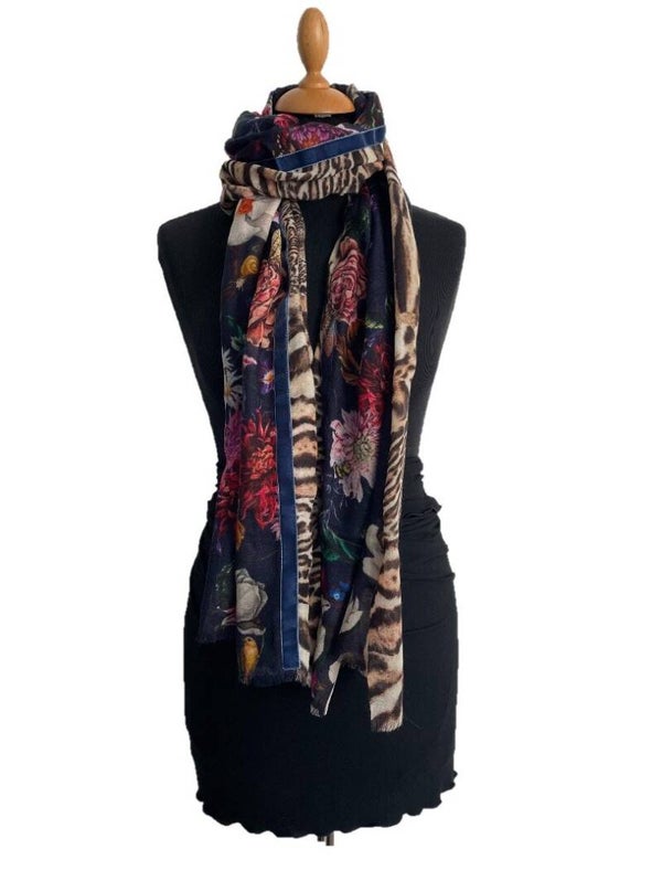 HIGHFIELD SHAWL DESSIN “FLOWER-ANIMAL” WOL, 70CM X 180CM. KLEUR NAVY-MULTICOLOUR