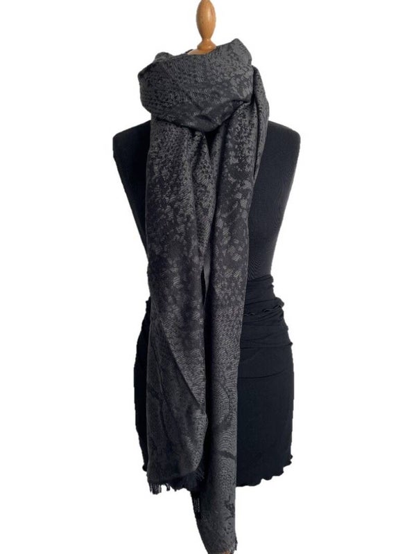 HIGHFIELD SHAWL GEWEVEN SNAKE DESSIN 100CM X 200CM. ANTRACITE/GRIJS