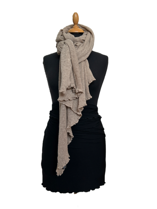 HIGHFIELD SHAWL GEBREID MET RUFFLE RONDOM, KLEUR CAMEL, 80 x 190CM