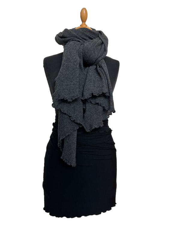 HIGHFIELD SHAWL GEBREID MET RUFFLE RONDOM, KLEUR DONKERGRIJS, 80 x 190CM