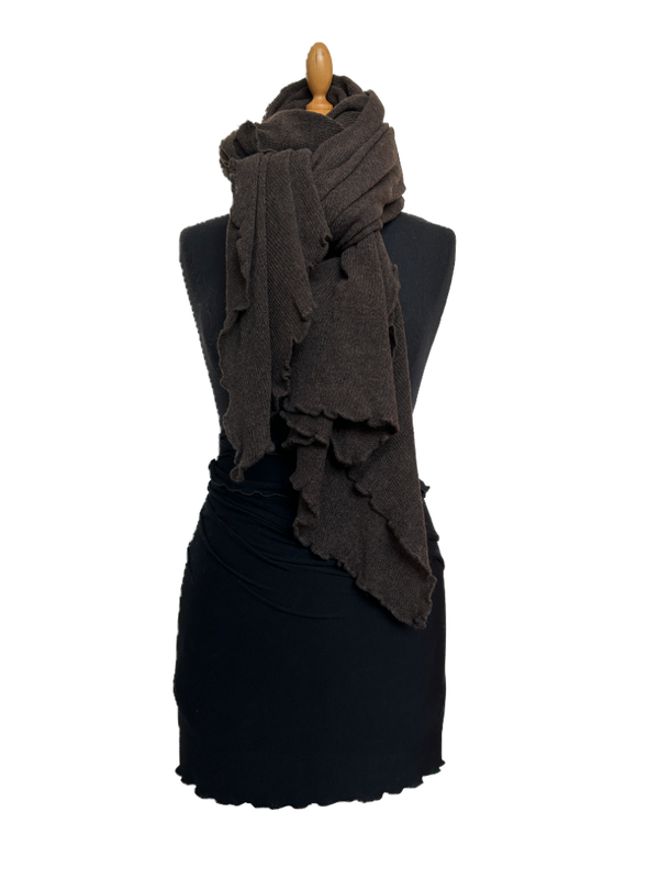 HIGHFIELD SHAWL GEBREID MET RUFFLE RONDOM, KLEUR CHOCOLATE BROWN, 80 x 190CM