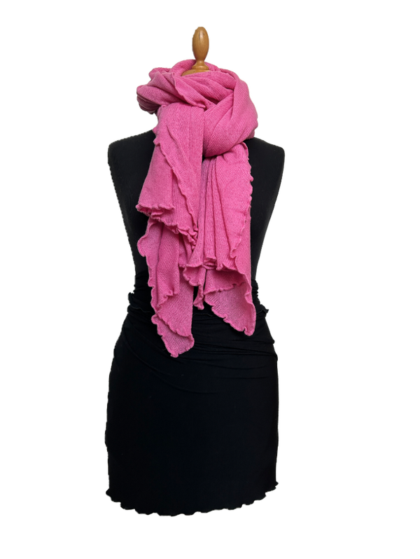 HIGHFIELD SHAWL GEBREID MET RUFFLE RONDOM, KLEUR FUCHSIA, 80 x 190CM