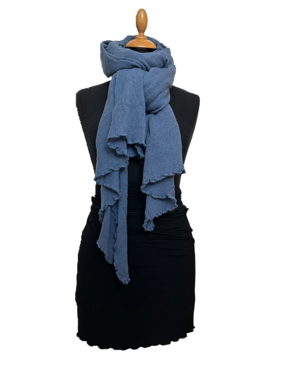 HIGHFIELD SHAWL GEBREID MET RUFFLE RONDOM, KLEUR JEANS, 80 x 190CM