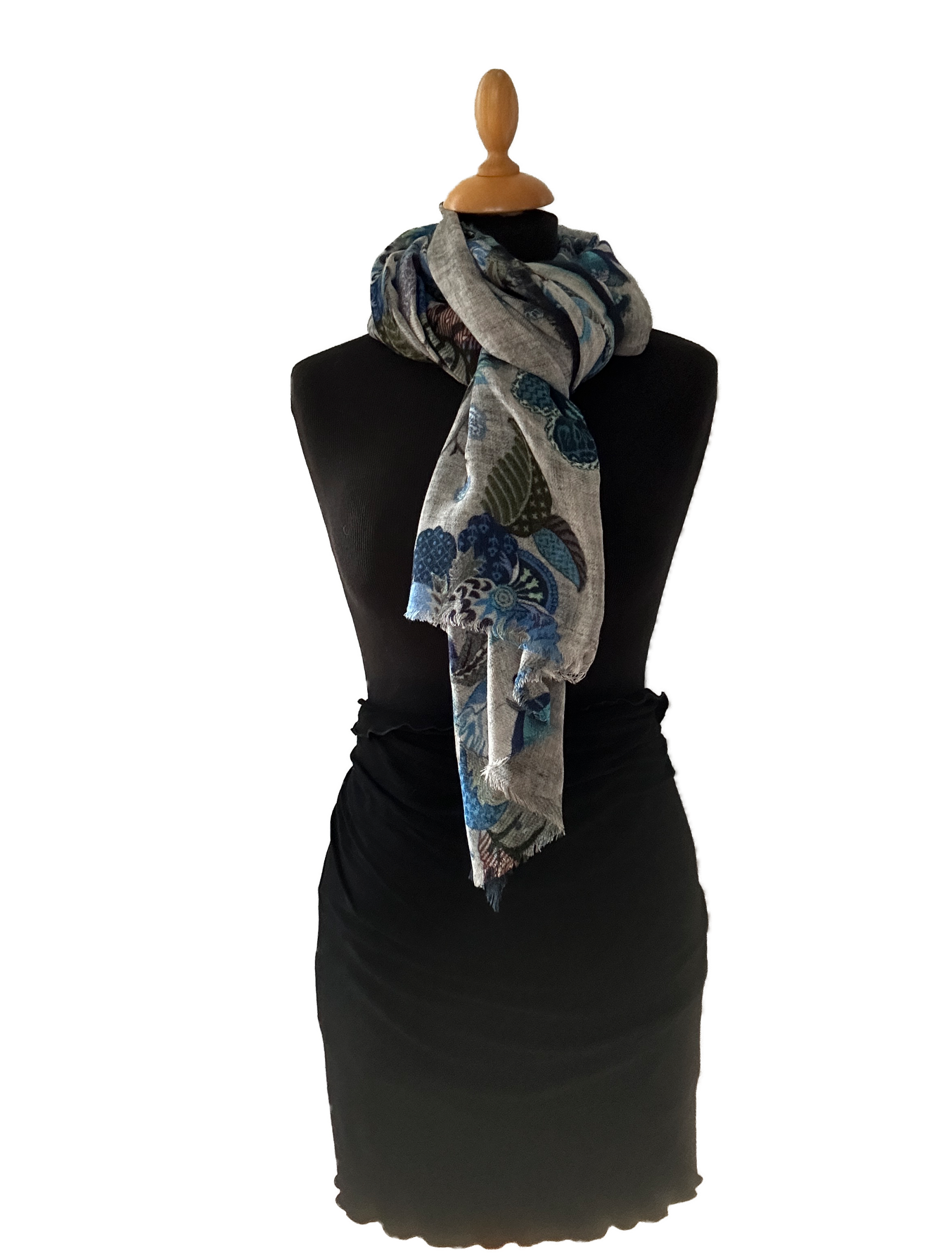 HIGHFIELD SHAWL DESSIN “FLOWER” 100% MERINO WOL, 70CM X 180CM. KLEUR GRIJS/BLAUW
