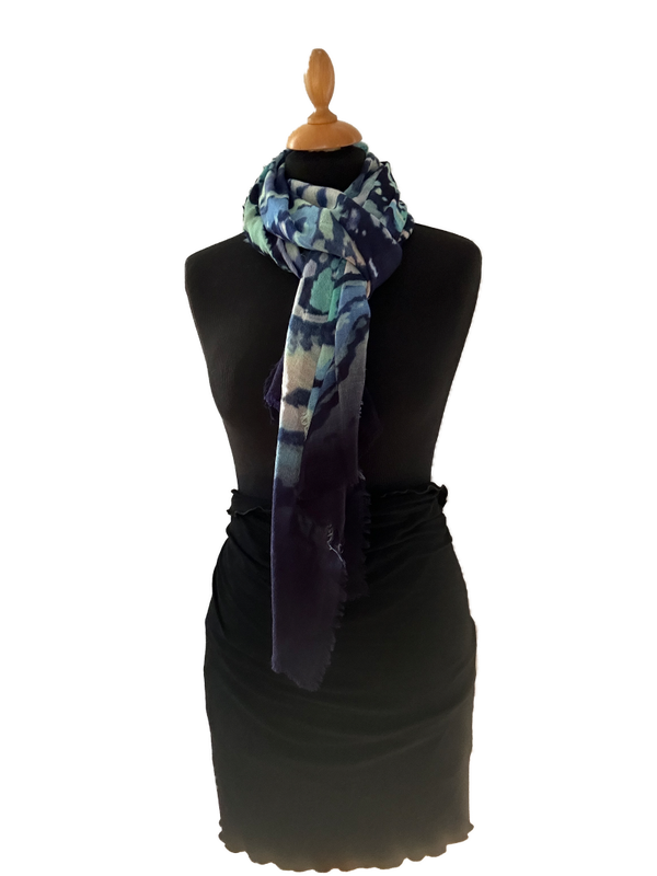 HIGHFIELD SHAWL DESSIN “PAISLEY” 100% MERINO WOL, 70CM X 180CM. KLEUR NAVY/JEANS