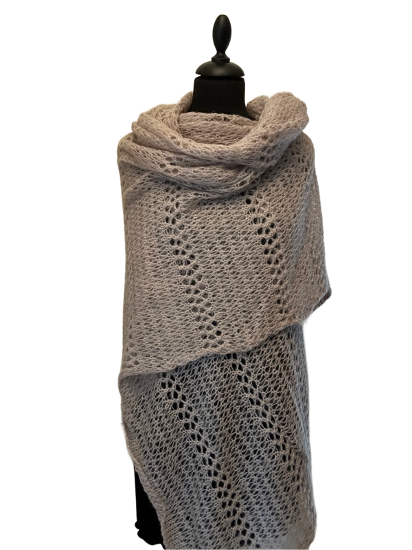 HIGHFIELD  AJOUR GEBREIDE STOERE  SHAWL 38% ACRYL 32% POLYAMIDE, 30% WOL , 90 X 180CM. KLEUR: POEDER ROSÉ. MADE IN ITALY