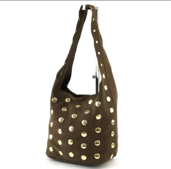 HIPPE SUEDE SCHOUDERTAS MET GOUDEN STUDS. Kleur: donkerbruin. Materiaal: kalfsleer. Maat 35x25x14cm.