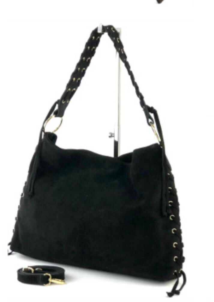 GROTE SUEDE TAS, MET GROTE GOUDEN RINGEN. Kleur zwart. Materiaal: kalfsleer. Handmade in Italy. Maat 40x30x7,5cm