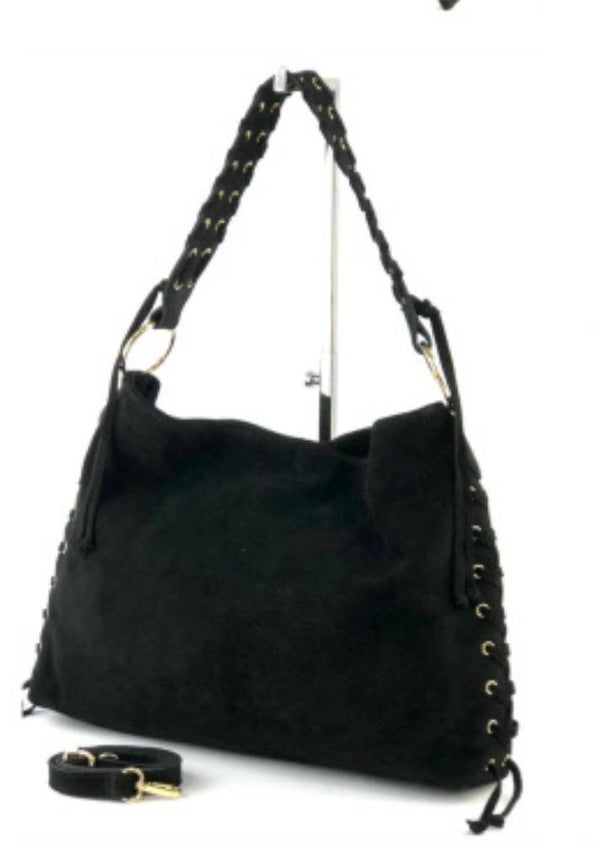 GROTE SUEDE TAS, MET GROTE GOUDEN RINGEN. Kleur zwart. Materiaal: kalfsleer. Handmade in Italy. Maat 40x30x7,5cm
