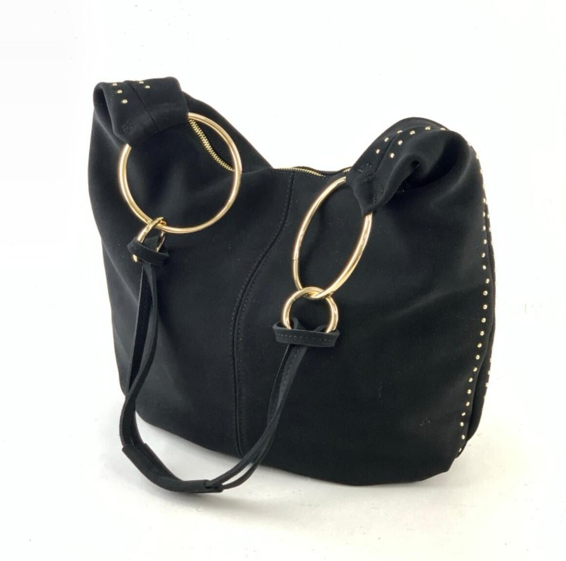 GROTE SUEDE TAS MET GROTE GOUDEN RING. Kleur: zwart met elegante studs. Materiaal: Kalfsleer handmade in Italy Maat: 46x70x7cm