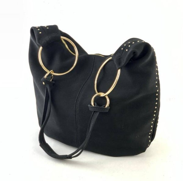 GROTE SUEDE TAS MET GROTE GOUDEN RING. Kleur: zwart met elegante studs. Materiaal: Kalfsleer handmade in Italy Maat: 46x70x7cm