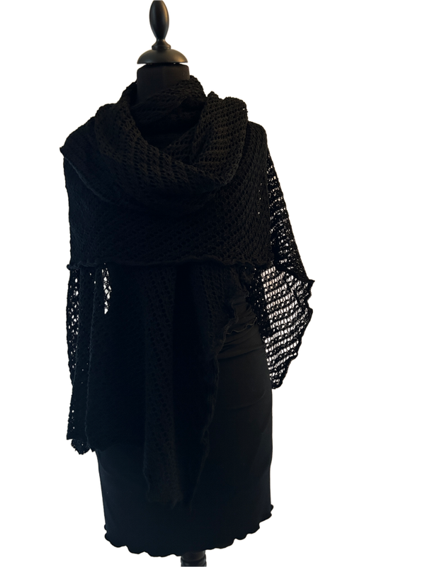 HIGHFIELD GROTE AJOUR GEBREID SHAWL MET RUFFLE AFWERKING100% KATOEN, 80 X 190CM. KLEUR: ZWART. MADE IN ITALY