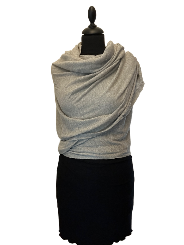 HIGHFIELD SHAWL HEEL FIJN PLAT GEBREID. 100% KATOEN FORMAAT: 80 X 190CM KLEUR: OFF WHITE/GRIJS MELANGE