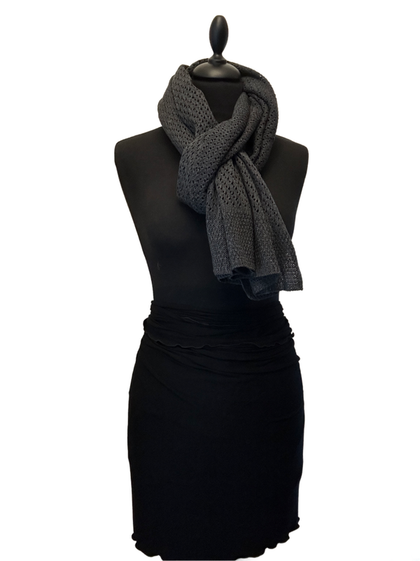 HIGHFIELD SHAWL AJOUR GEBREID 50%KATOEN 50% ACRYL FORMAAT: 50 X 190CM KLEUR: ANTRACIET