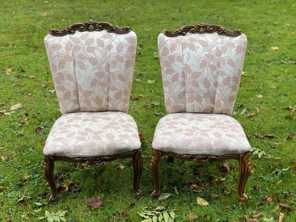 Twee antieken stoelen