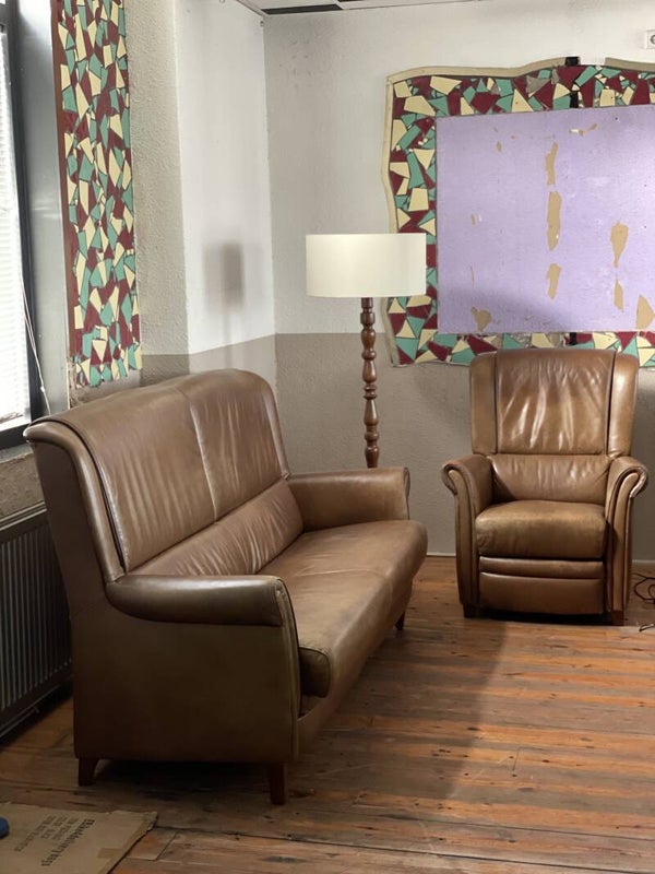 Antieke leren bank en bijbehorende fauteuil