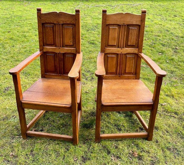 Twee antieke houten armstoelen