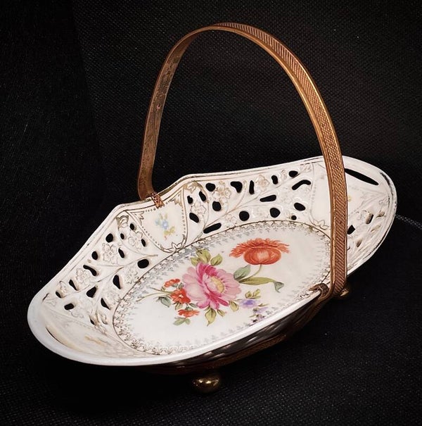 Porseleinen schaaltje met vergulde bronzen handvat en poten