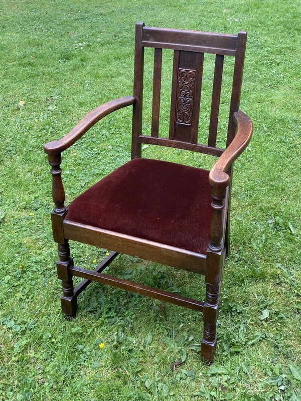 Antieke stoel met armleuning