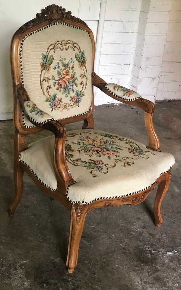 Antiek geborduurde arm stoel