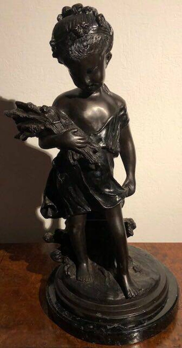 Bronzen dame met tarwe