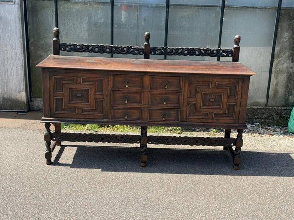 Jacobeaans gesneden eikenhouten dressoir